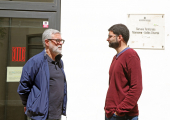 El diputat de la CUP, Carles Riera, i el regidor de Mataró, Carlos García, defensen la continuïtat de totes les línies de l'escola pública Germanes Bartomeu