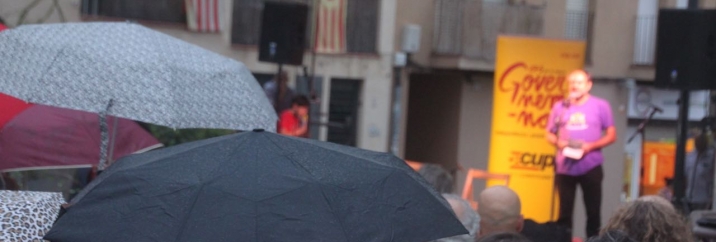 Antonio Baños aplega 300 persones sota la pluja a la plaça de Can Xammar de Mataró