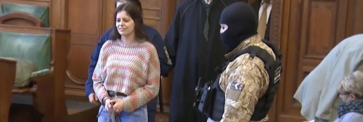 Ilara Salis durant el seu judici, encadenada i vigilada per militars.